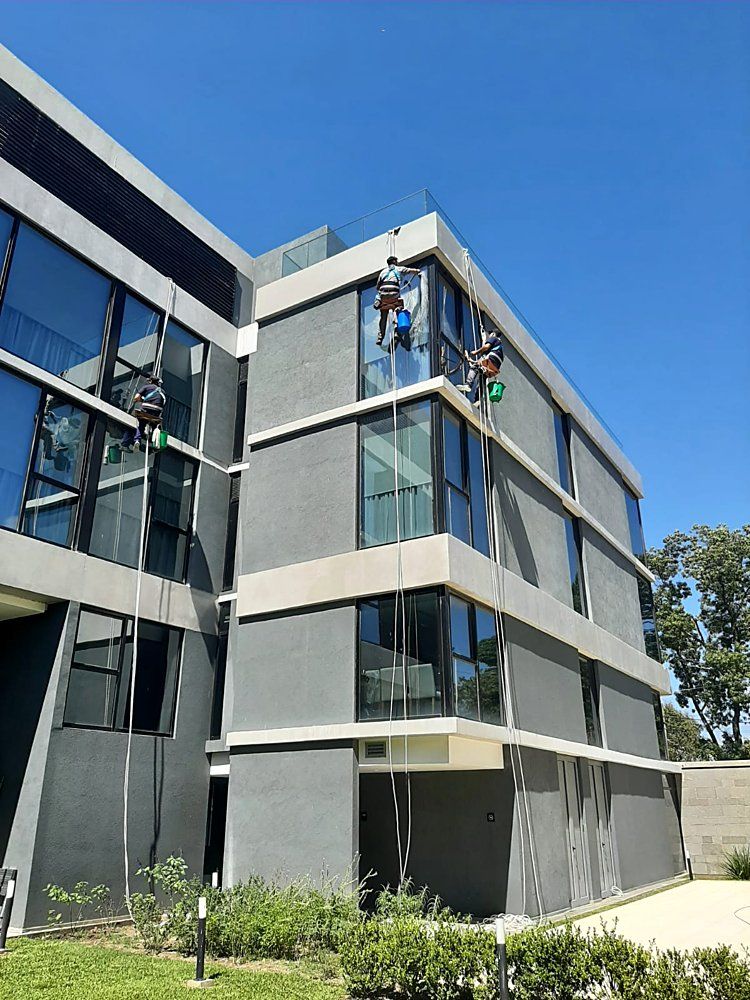 Silleteros de Crystal limpiando los ventanales de un edificio