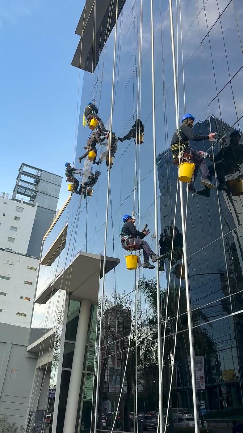 Limpieza de Vidrios en Altura — trabajo de Crystal Limpieza